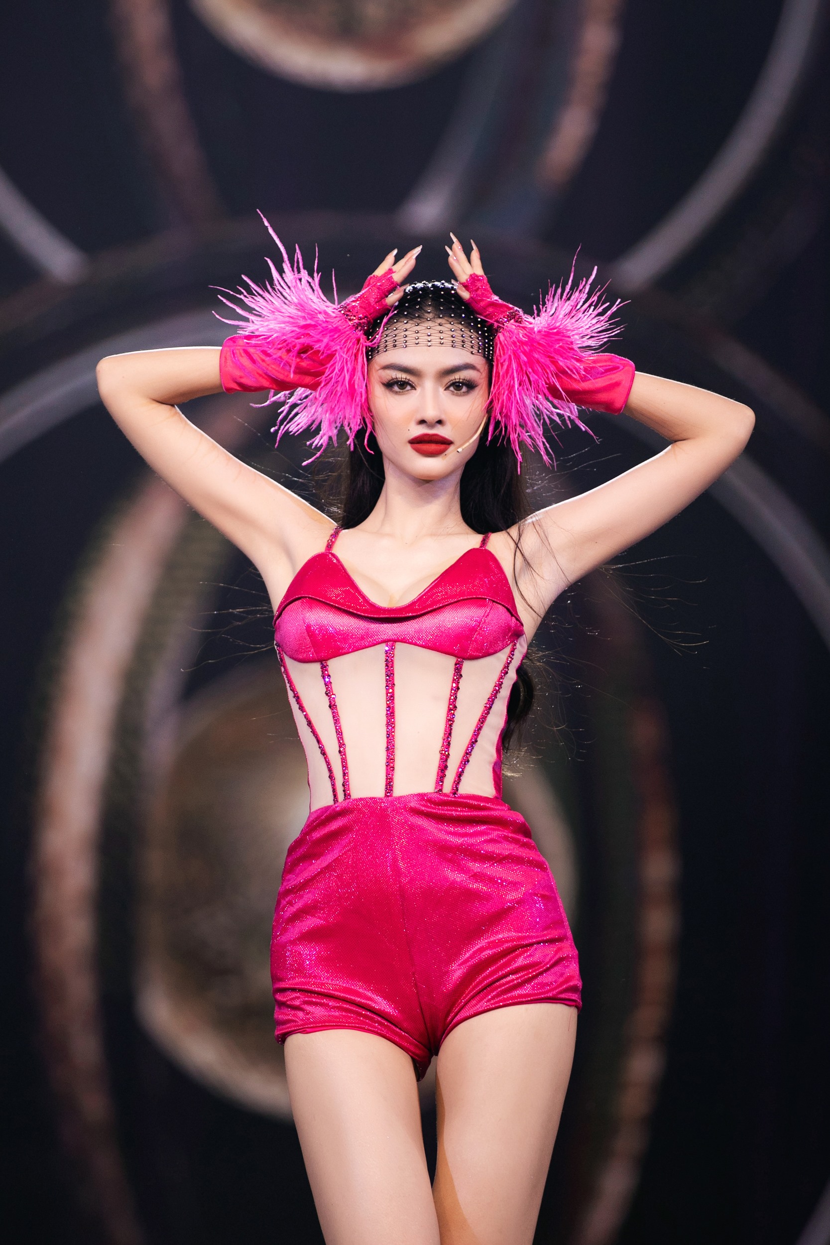 Đằng sau màn vũ đạo quyến rũ, thần thái cuốn hút và bùng cháy trên sân khấu của đêm chung kết Miss Grand Vietnam 2023, Lona  đã tập luyện vũ đạo rất nhiều. Có thể thấy ở đêm tổng duyệt, Lona gặp chấn thương với đôi chân đầy vết bầm tím.